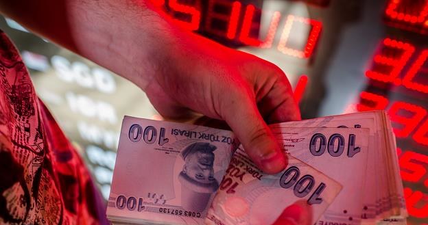Tylko w piątek turecka waluta traciła momentami 13 proc. do dolara /AFP