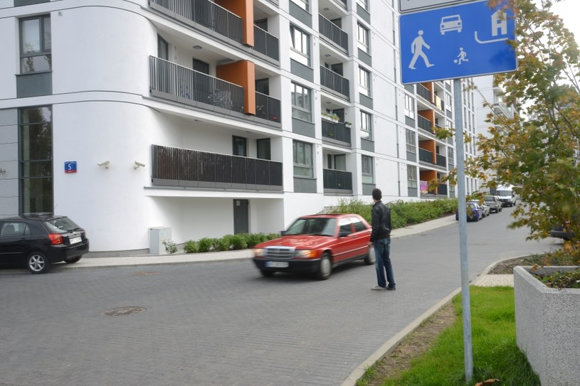 Tylko w „strefie zamieszkania” pieszy ma dodatkowe prawa. Może korzystać z całej szerokości drogi i posiada bezwzględne pierwszeństwo przed pojazdami. Dodatkowo dopuszczalna prędkość pojazdu w „strefie zamieszkania” wynosi zaledwie 20 km/h. /Motor