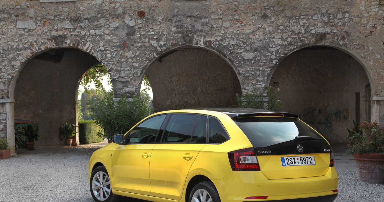 Tylną szybę przedłużono w dół zaledwie o 10 cm, a jednak efekt jest świetny – z pakietem Style auto zyskuje sporo stylu. /Skoda