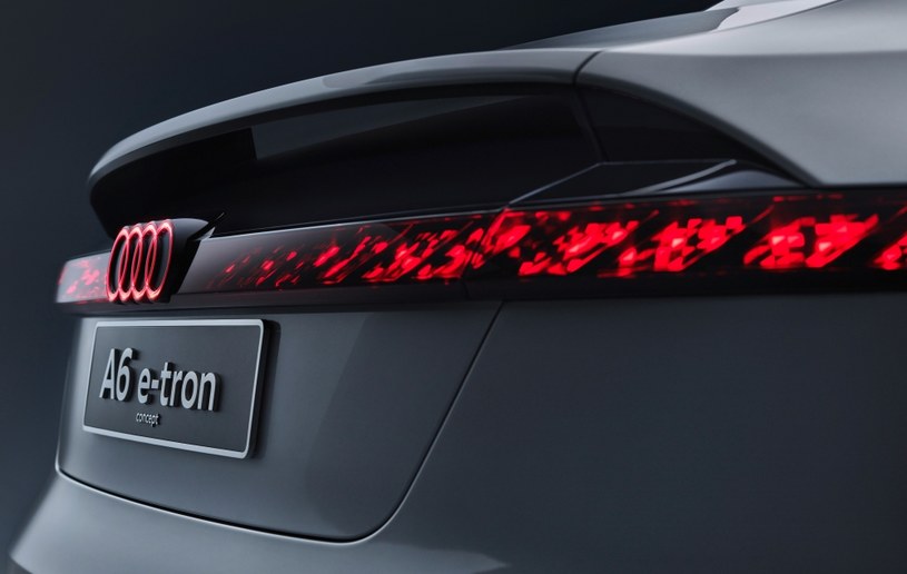 Tylne światła Audi A6 e-tron concept potrafią tworzyć skomplikowane animacje /Informacja prasowa