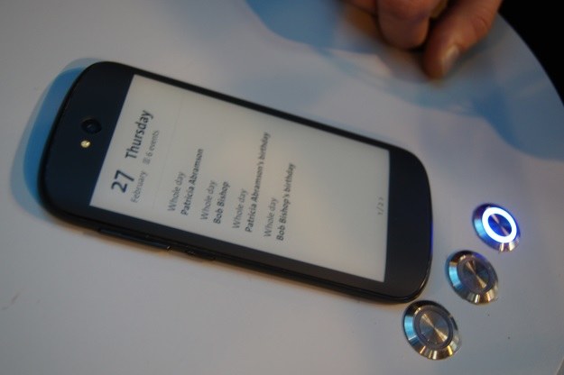 Tylny ekran E-Ink w YotaPhone 2. generacji /INTERIA.PL