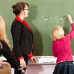 Tylu nauczycieli w drugim progu podatkowym. Przed świętami dostaną nawet 2 tys. zł mniej