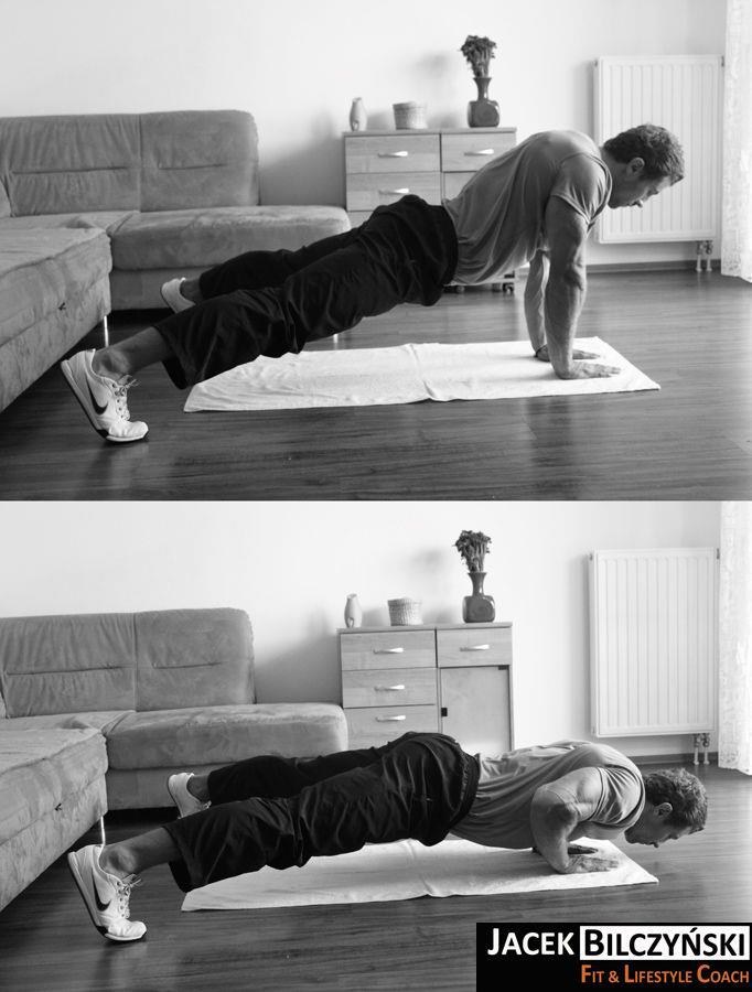 Tym ćwiczeniem angażujemy mięśnie ramienia, klatki piersiowej i barków /INTERIA.PL