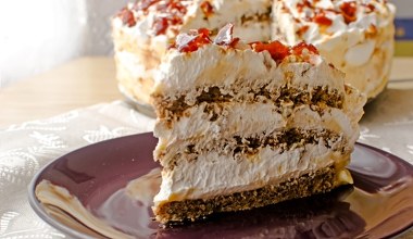 Tym deserem zrobisz furorę wśród gości. Przepis na odświętne ciasto na niedzielę