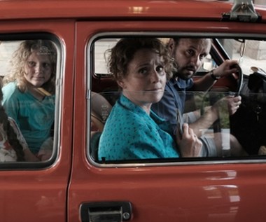 "Tym filmem chciałabym przypomnieć sobie i widzom, co cieszyło nas, gdy byliśmy dziećmi. Pozwolić sobie na rozrzewnienie nad czasem, gdy całe popołudnie można było przesiedzieć z rówieśnikami na drzewie i trzepaku, a żółta syrenka rodziców ekscytowała bardziej niż dziś najnowszy model Audi" - mówi reżyserka Kinga Dębska.