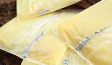 Tym nigdy nie smaruj chleba. Dietetycy ostrzegają przed najgorszym dodatkiem