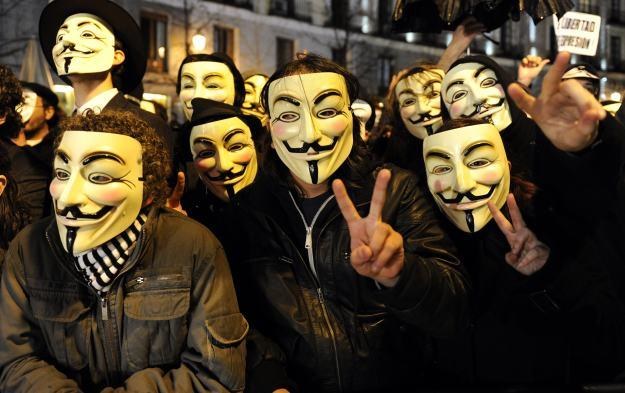 Tym razem atak Anonimowych wymierzony był w austriacką policję /AFP