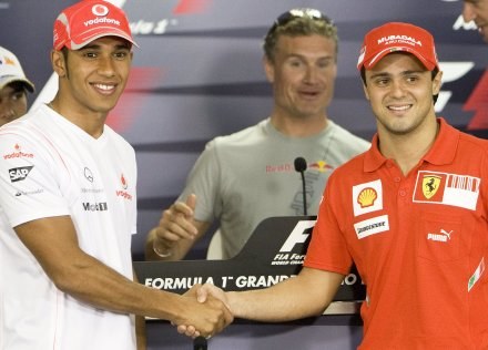Tym razem Massa wyprzedził Hamiltona /AFP