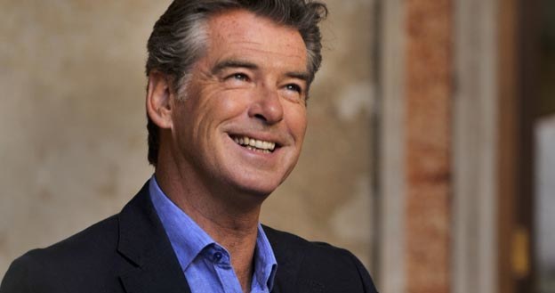 Tym razem Pierce Brosnan wybiera się na ślub do Włoch. /materiały dystrybutora