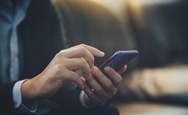 Tym razem to nie oszustwo. Policja może wysłać do Ciebie SMS-a lub maila