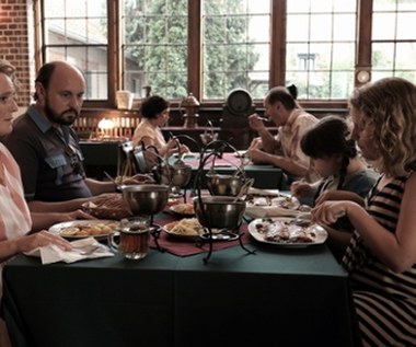 Tym razem ulubiona reżyserka Polaków – Kinga Dębska zabiera widzów do czasów PRL-u i dzieciństwa Marty i Kasi. W gwiazdorskiej obsadzie prequelu „Moje córki krowy” – słodko-gorzkiej opowieści o dojrzewaniu i potrzebie wolności, której fabułę ponownie zainspirowały osobiste doświadczenia autorki, występują: Adam Woronowicz, Kinga Preis, Ewa Wiśniewska, Katarzyna Kwiatkowska i. Rafał Rutkowski.