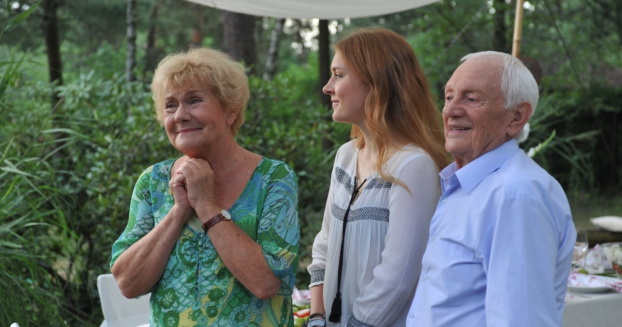 Tymczasem Barbara (Teresa Lipowska) i Lucjan (Witold Pyrkosz) zaniepokoją się, że Natalka pokłóciła się ze swoim „chłopakiem”… A Ula – dzięki słowom babci – szybko domyśli się, kto jest jej rywalką. /Agencja W. Impact