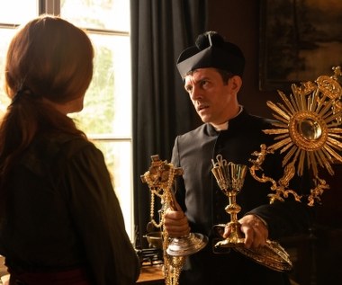 Tymczasem w cieniu rywalizacji dwóch potężnych rodzin, nierozłączni bracia - Albin (Mateusz Kościukiewicz) i Albert Hudini (Dawid Ogrodnik) - wcielają w życie swój przewrotny plan. Z pomocą uwodzicielskiej Heleny (Magdalena Boczarska) chcą okraść bank, w którym przechowywane są bogactwa Lewenfiszów. Wystarczy jednak kilka złych decyzji, zwykły pech i dwa trupy, by cała misterna intryga została zagrożona. A to zaledwie początek kłopotów, gdyż do miasteczka przybywa właśnie obdarzona genialnym zmysłem śledczym inspektor Stanisława Kochaj (Agata Kulesza). To co wydarzy się wkrótce będzie mieć krwawe i pełne czarnego humoru konsekwencje, które na zawsze wstrząsną pograniczem!