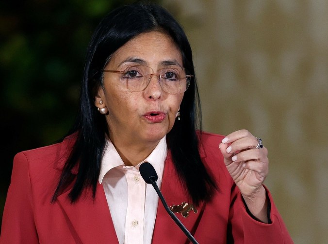 Tymczasowa prezydent Wenezueli spuszcza z tonu. Zaprasza USA do współpracy