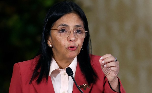 Tymczasowa prezydent Wenezueli spuszcza z tonu. Zaprasza USA do współpracy