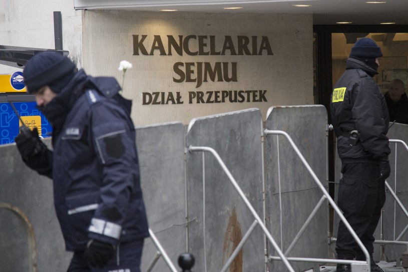 Tymczasowe ogrodzenie przed Sejmem, ustawione podczas grudniowych protestów /Maciej Luczniewski/REPORTER /Reporter