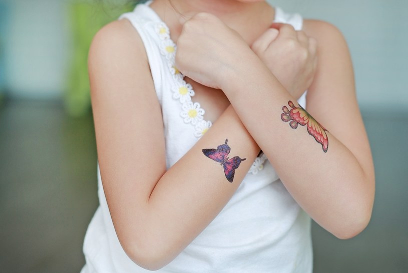 Tymczasowe tatuaże, naklejane na skórę, mogą osłabiać jej możliwości ochronne /123RF/PICSEL