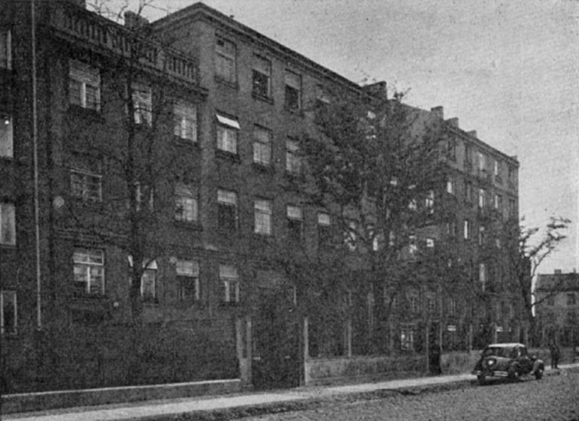 Tymczasowy obóz na ul. Skaryszewskiej był w rzeczywistości budynkiem szkoły powszechnej nr 91. Osadzonych w nim więźniów wywożono na roboty przymusowe do Niemiec /Wikimedia Commons /domena publiczna