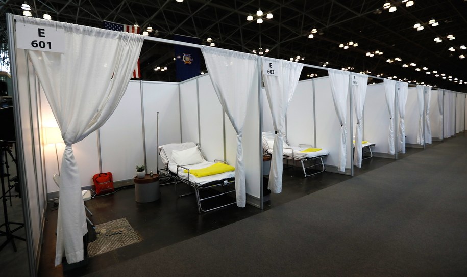 Tymczasowy szpital w jednym z nowojorskich centrów konferencyjnych /Peter Foley /PAP/EPA