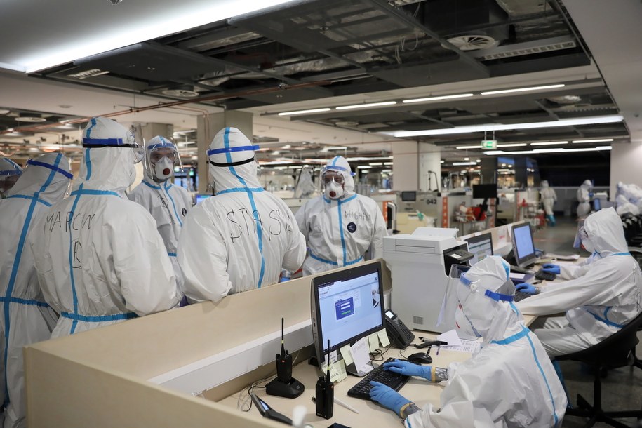 Tymczasowy szpital zakaźny na stadionie PGE Narodowym w Warszawie / 	Leszek Szymański    /PAP