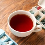 Tymi herbatami nie popijaj leków. Mogą nie podziałać lub zaszkodzić