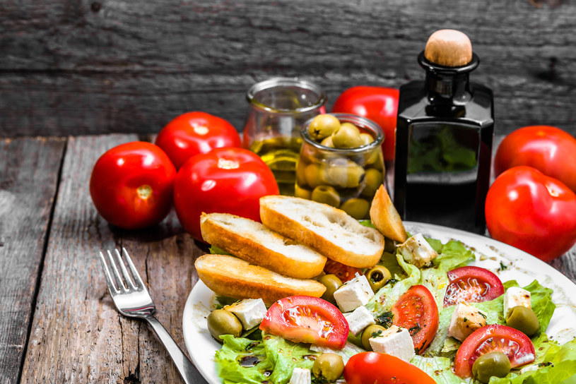 Typowa dieta śródziemnomorska zawiera dużo warzyw, owoców, fasoli, nasion, oliwy z oliwek i produktów zbożowych /123RF/PICSEL
