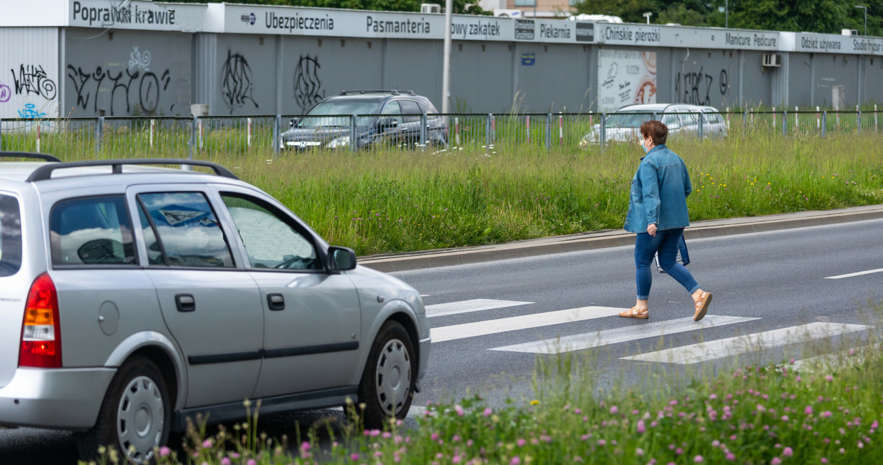 Typowa sytuacja na polskiej drodze - kiedy nie ma sygnalizacji, zawsze istnieje ryzyko, że kierowca na drugim pasie się nie zatrzyma / Arkadiusz Ziolek /East News