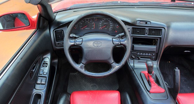 Typowe dla Toyoty z lat 90.‚ nudne wnętrze z niesportową kierownicą. Zwykle wygląda ona na zużytą – to kwestia wieku‚ nie przebiegu. /Motor