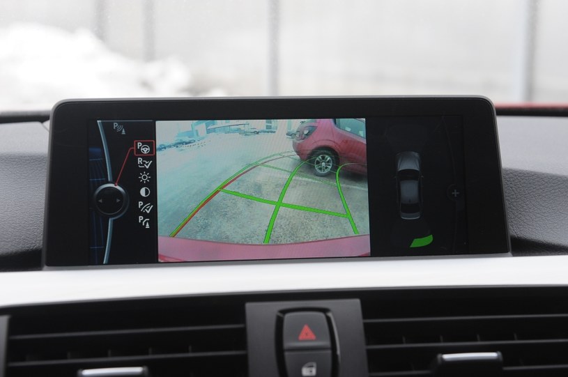 Typowej kamerze cofania mogą towarzyszyć inne, pokazujące sytuację wokół samochodu lub widok na boki z przedniego zderzaka (przydatny np. przy wyjeżdżaniu zza muru). /Motor