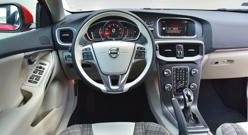 Typowy dla Volvo kokpit ze schowkiem za cienką konsolą centralną okazuje się bardzo przyjazny w obsłudze. Uwagę zwraca dwukolorowa kierownica, a nocą – podświetlona dźwignia automatu. /Motor