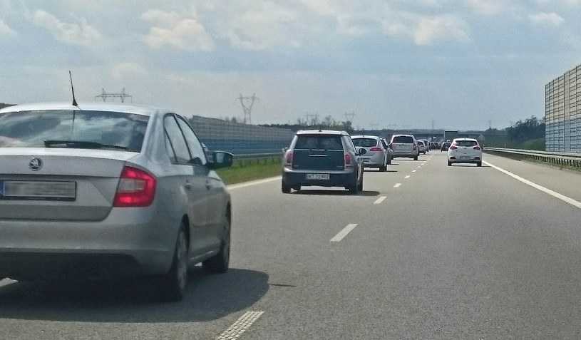 Typowy widok na polskiej drodze - większość aut na lewym pasie /Informacja prasowa
