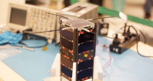 Typowy wygląd satelity formatu CubeSat 2U (tu Cubebug-1). PW-Sat 2 może mieć podobny wygląd, ale niektóre szczegóły (np. wielkość i ilość paneli słonecznych, ułożenie anten itp.) będą z pewnością inne. /materiały prasowe