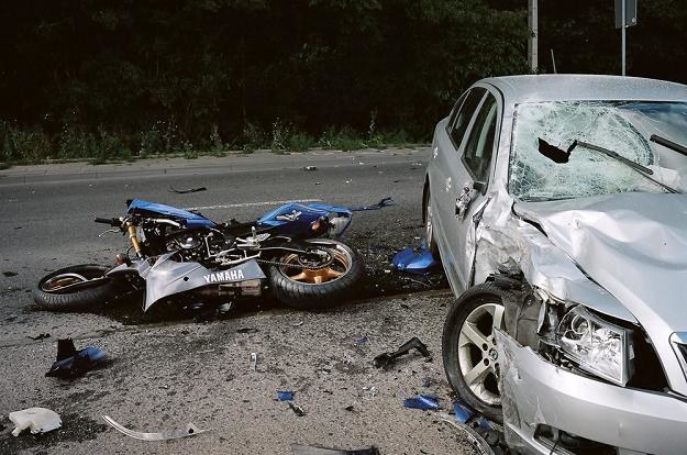 Typowy wypadek. Auto wymusza pierwszeństwo na pędzącym motocyklu / Fot: Michał Wojciechowski /Reporter