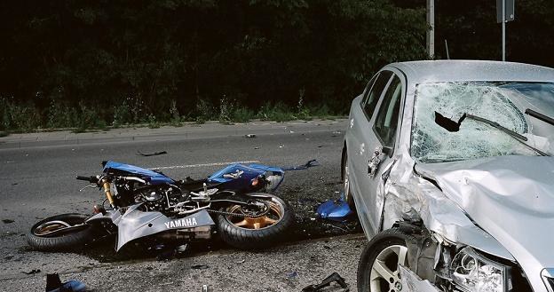 Typowy wypadek. Auto wymusza pierwszeństwo na pędzącym motocyklu / Fot: Michał Wojciechowski /Reporter