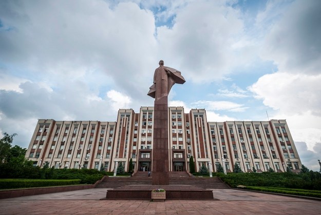 Tyraspol. Pomnik Lenina przed siedzibą rządu i Rady Najwyższej separatystycznej republiki /PAP/EPA