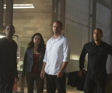 Tyrese Gibson, Michelle Rodriguez, Paul Walker i Ludacris w scenie z filmu "Szybcy i wściekli 7"