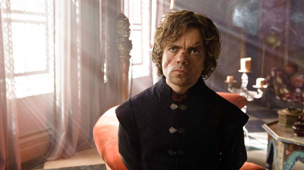 Tyrion Lannister (Peter Dinklage) liczący na uznanie bliskich, przeżyje kolejne rozczarowanie. Już niedługo zapłaci im za upokorzenia /materiały prasowe