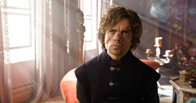 Tyrion Lannister (Peter Dinklage) liczący na uznanie bliskich, przeżyje kolejne rozczarowanie. Już niedługo zapłaci im za upokorzenia /materiały prasowe