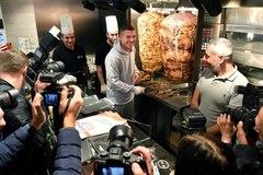 Tysiąc gości przyszło spróbować kebaby Lukasa Podolskiego