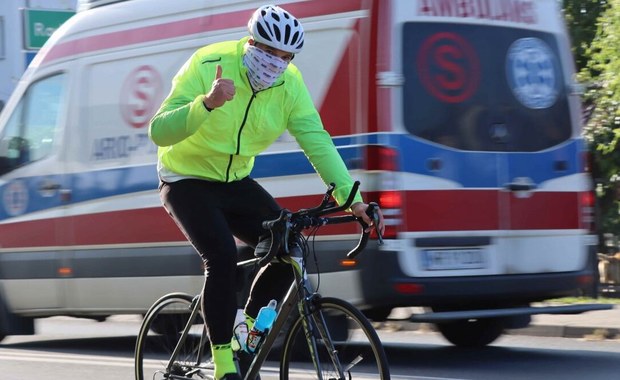 Tysiąc kilometrów rowerem bez snu. Policjant pomaga 19-letniej Oli