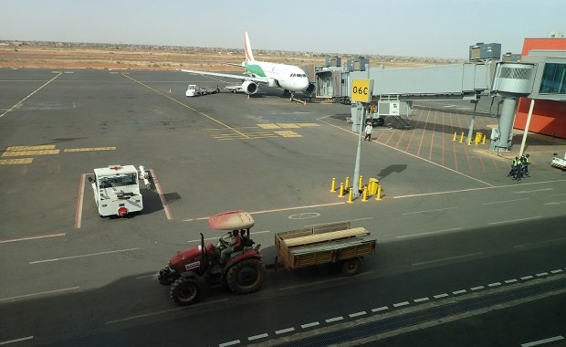 Tysiąc ton koncentratu tlenku uranu i rosyjscy najemnicy. Atak na lotnisko