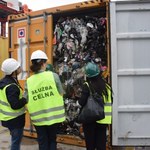 Tysiąc ton śmieci z Wielkiej Brytanii. Do Polski trafiały przez porty w Gdyni i Gdańsku