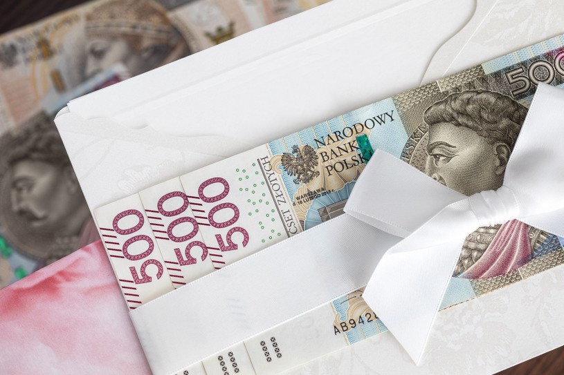 Tysiąc złotych to często za mało. Ile wypada dać w kopercie na wesele?