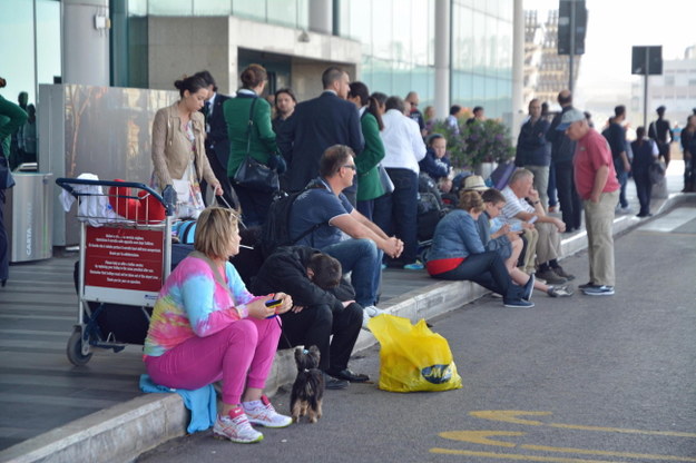 Tysiąca osób koczują na lotnisku /TELENEWS    /PAP/EPA
