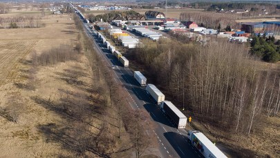 "Tysiącami wiozą wojenno-tajne instrumenty". TIR-y z Rosji i Białorusi jadą przez granicę Polski  
