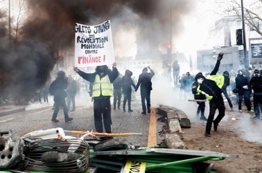 Tysiące "żółtych kamizelek" manifestowało w Paryżu. Doszło do starć 