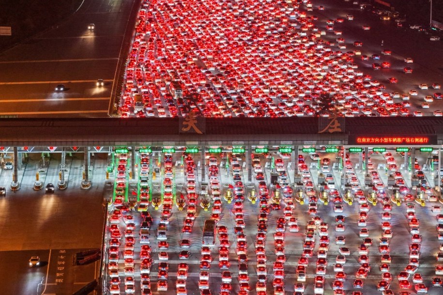 Tysiące aut uwięzionych na stacji poboru opłat Wuzhuang w Chinach /STR /AFP/EAST NEWS