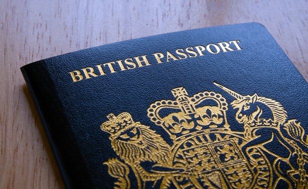 Tysiące Brytyjczyków musiało zrezygnować z wakacji. Wszystko przez paszporty