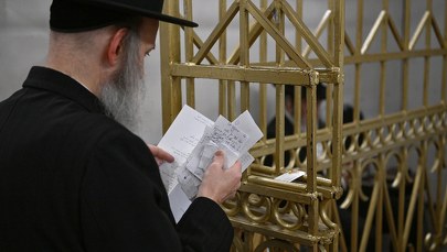 Tysiące chasydów przyjechały do Leżajska. Modlą się przy grobie Elimelecha