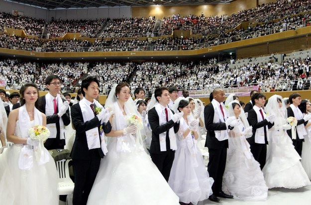Tysiące członków Kościoła Zjednoczenia wzięło udział w zbiorowych zaślubinach /YONHAP SOUTH KOREA OUT /PAP/EPA